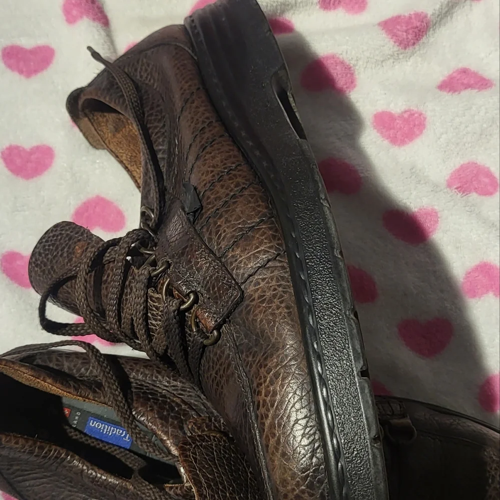 Shoe - Picture 2 of 14